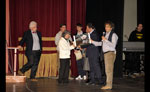univercity photo challenge - Il Capo Ufficio Stampa del Comune di Catanzaro Sergio Dragone premia Mario Migliarese - Primo posto Categoria Docenti